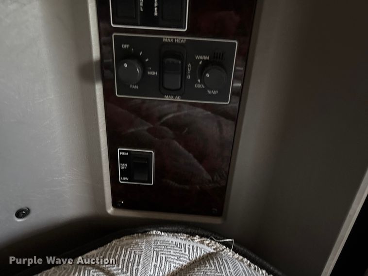 image for item ED2263 2014 Kenworth T660 semi truck