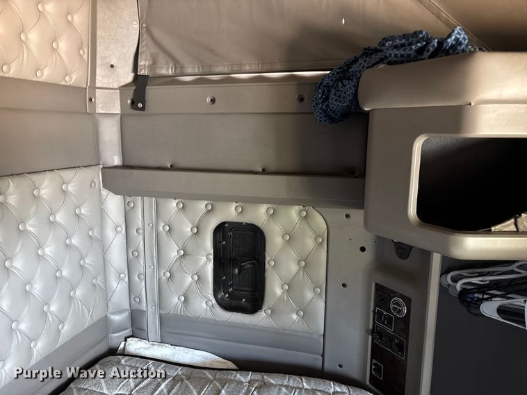 image for item ED2263 2014 Kenworth T660 semi truck