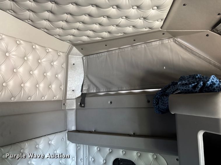 image for item ED2263 2014 Kenworth T660 semi truck