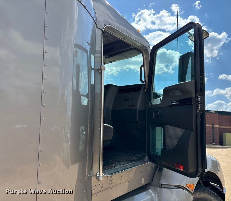 image for item ED2263 2014 Kenworth T660 semi truck