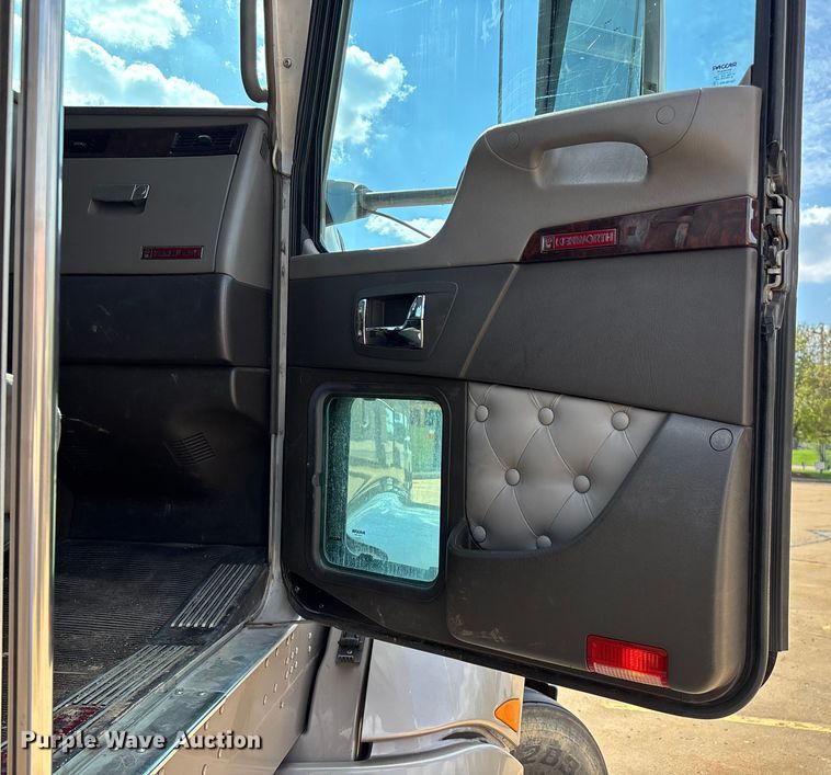 image for item ED2263 2014 Kenworth T660 semi truck