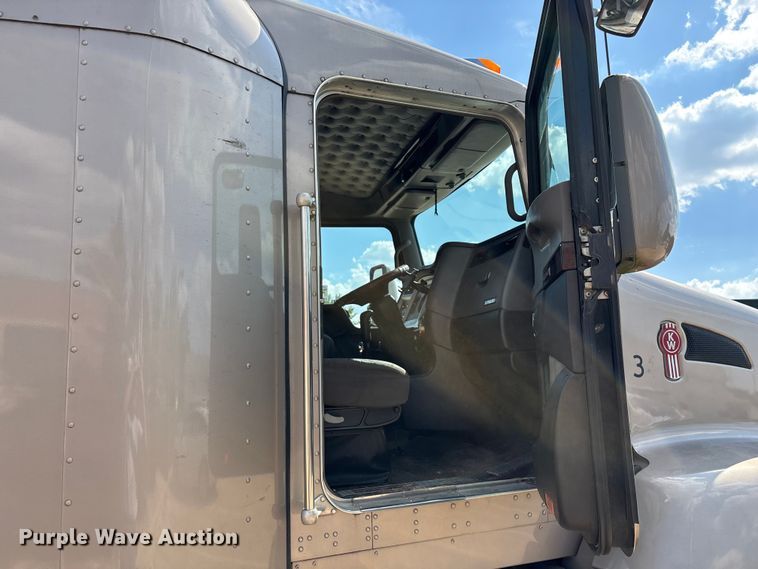 image for item ED2263 2014 Kenworth T660 semi truck