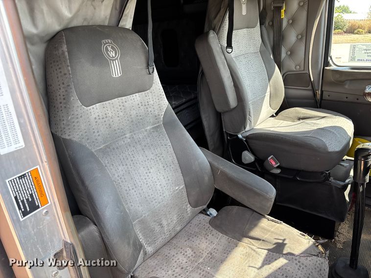 image for item ED2263 2014 Kenworth T660 semi truck