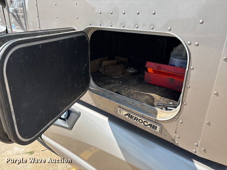 image for item ED2263 2014 Kenworth T660 semi truck