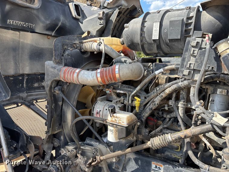 image for item ED2263 2014 Kenworth T660 semi truck