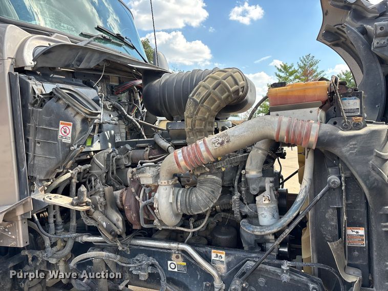 image for item ED2263 2014 Kenworth T660 semi truck