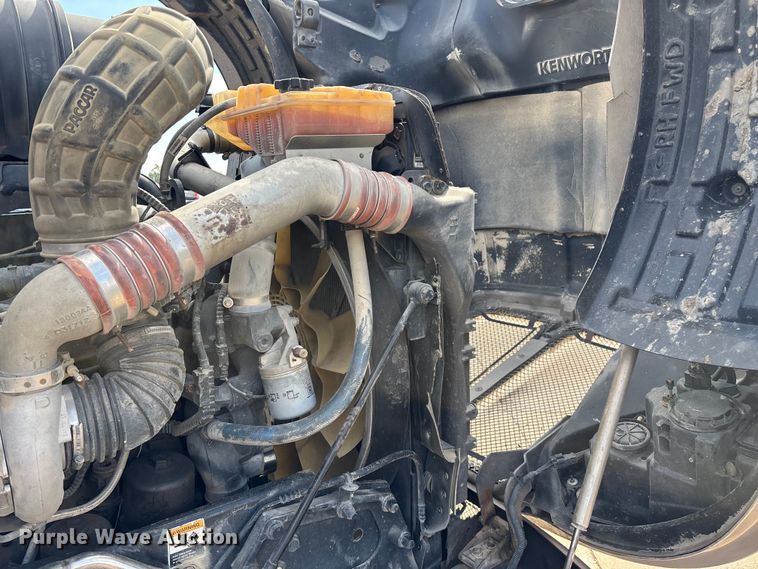 image for item ED2263 2014 Kenworth T660 semi truck