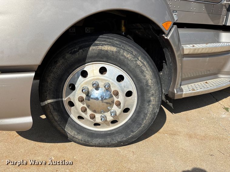 image for item ED2263 2014 Kenworth T660 semi truck