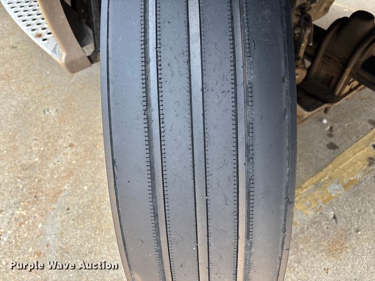 image for item ED2263 2014 Kenworth T660 semi truck