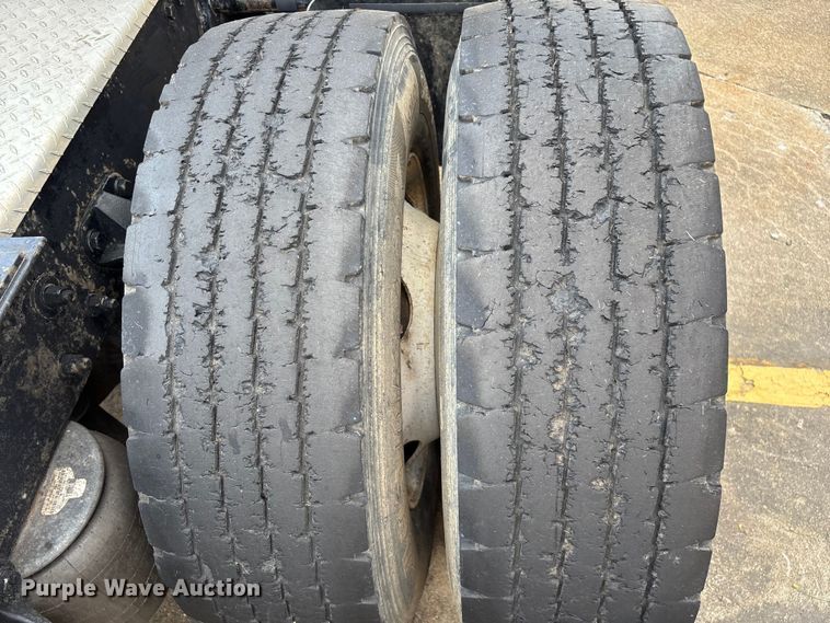 image for item ED2263 2014 Kenworth T660 semi truck