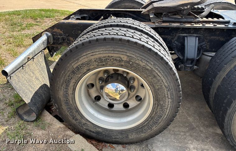 image for item ED2263 2014 Kenworth T660 semi truck