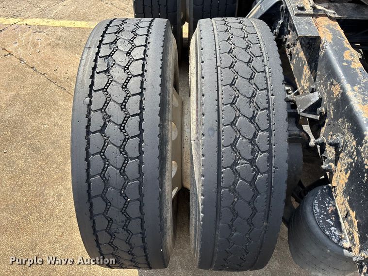 image for item ED2263 2014 Kenworth T660 semi truck