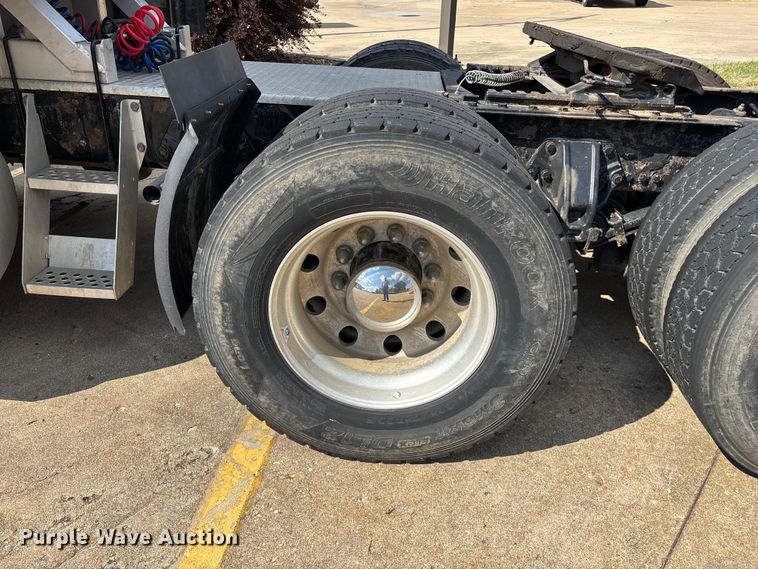 image for item ED2263 2014 Kenworth T660 semi truck