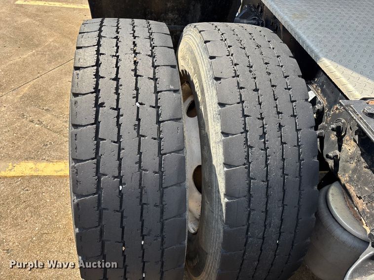 image for item ED2263 2014 Kenworth T660 semi truck