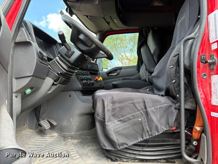 image for item ED5917 2019 International LT625 semi truck