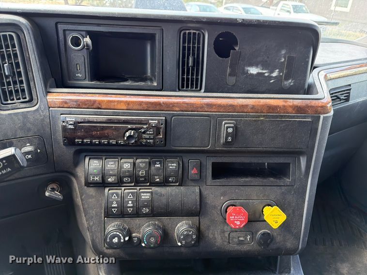 image for item ED5918 2019 International LT625 semi truck