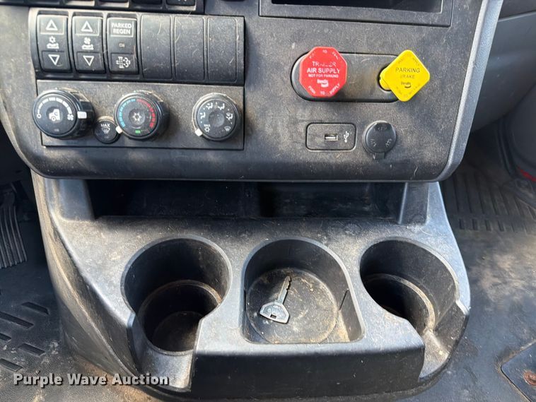 image for item ED5918 2019 International LT625 semi truck