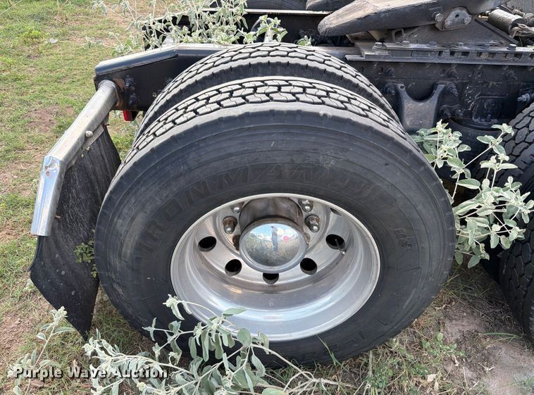 image for item ED5919 2019 International LT625 semi truck