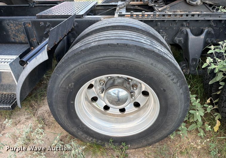 image for item ED5919 2019 International LT625 semi truck