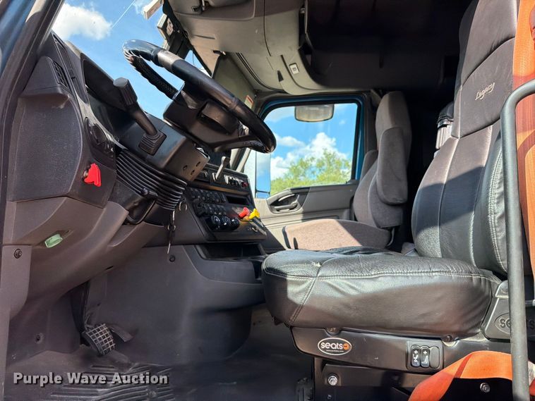 image for item ED5920 2019 International LT625 semi truck