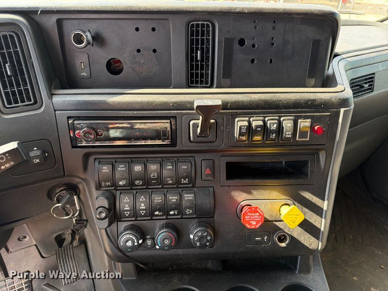 image for item ED5920 2019 International LT625 semi truck