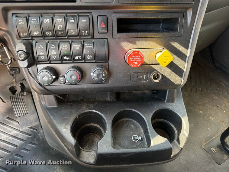 image for item ED5920 2019 International LT625 semi truck