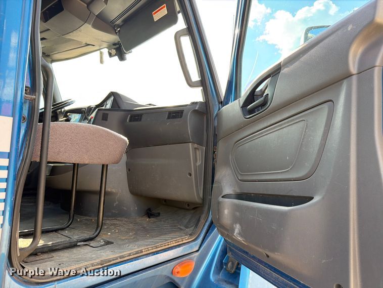 image for item ED5920 2019 International LT625 semi truck