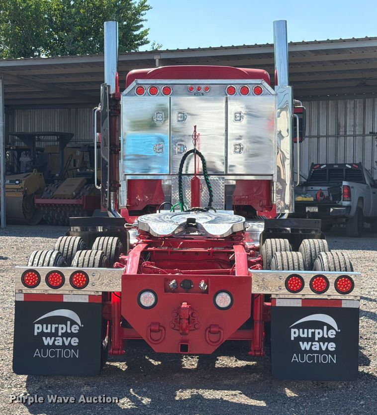 image for item ED5940 2016 Peterbilt 389 semi truck