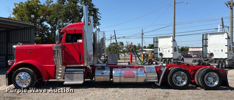 image for item ED5940 2016 Peterbilt 389 semi truck