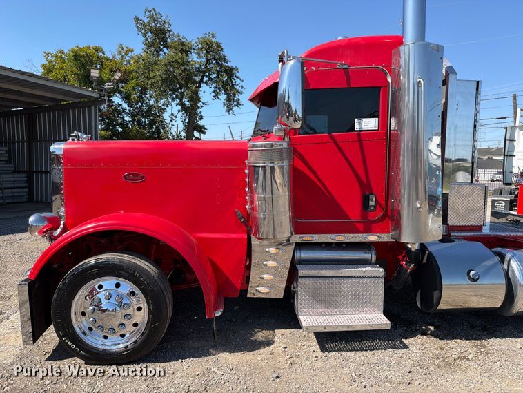 image for item ED5940 2016 Peterbilt 389 semi truck