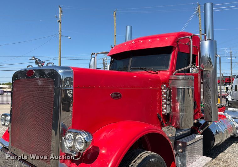image for item ED5940 2016 Peterbilt 389 semi truck