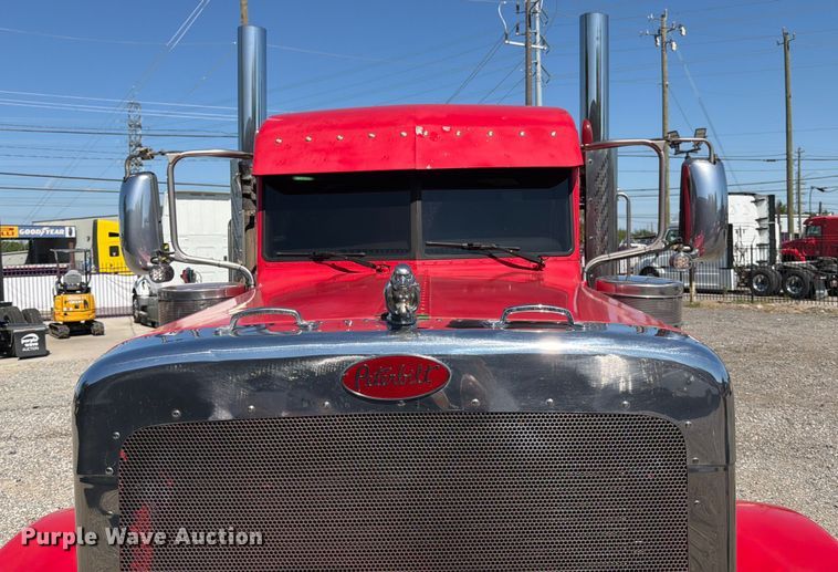 image for item ED5940 2016 Peterbilt 389 semi truck