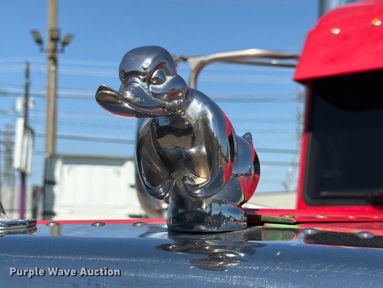 image for item ED5940 2016 Peterbilt 389 semi truck