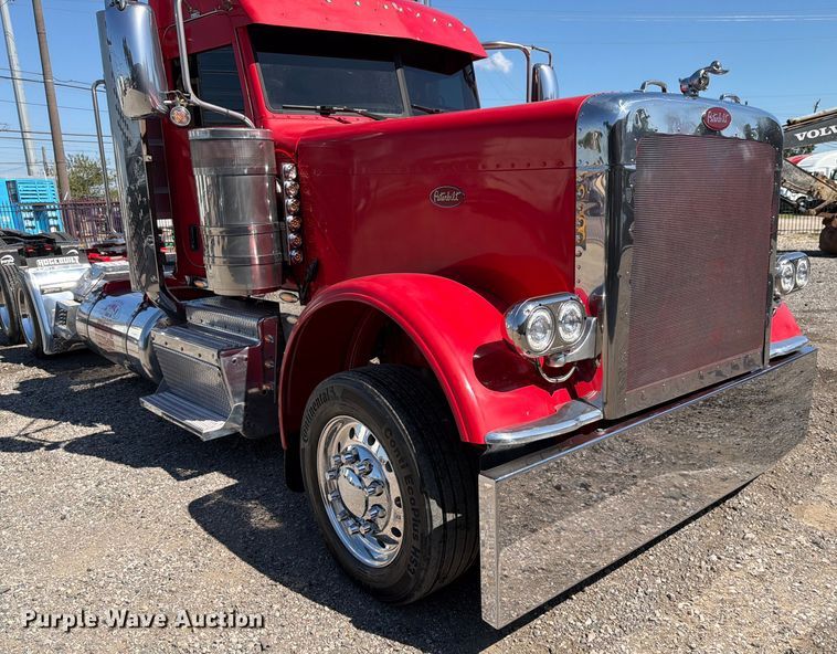 image for item ED5940 2016 Peterbilt 389 semi truck