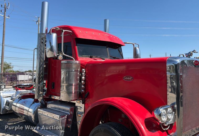 image for item ED5940 2016 Peterbilt 389 semi truck