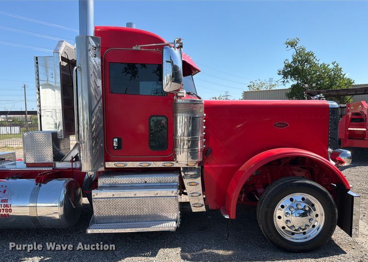 image for item ED5940 2016 Peterbilt 389 semi truck