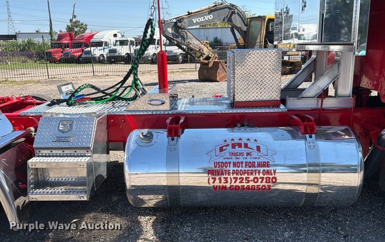 image for item ED5940 2016 Peterbilt 389 semi truck