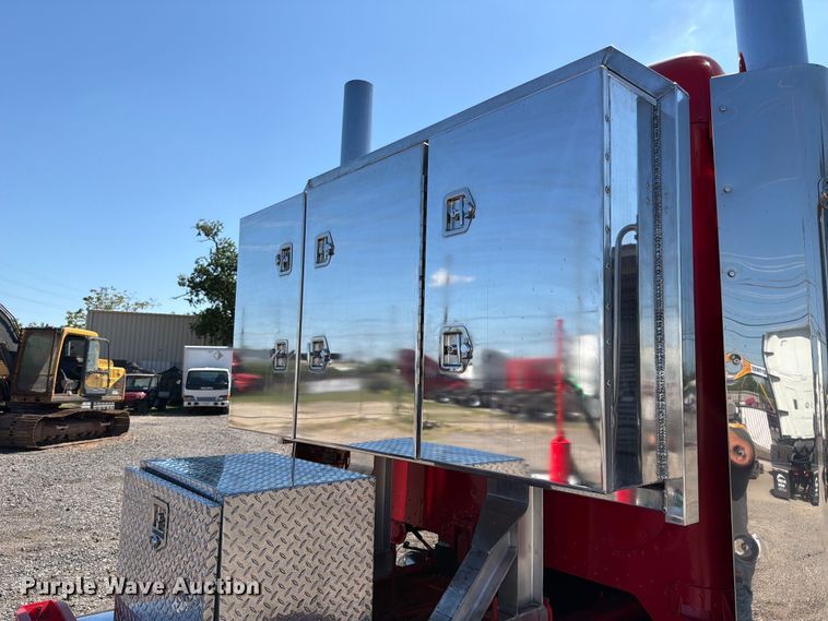 image for item ED5940 2016 Peterbilt 389 semi truck