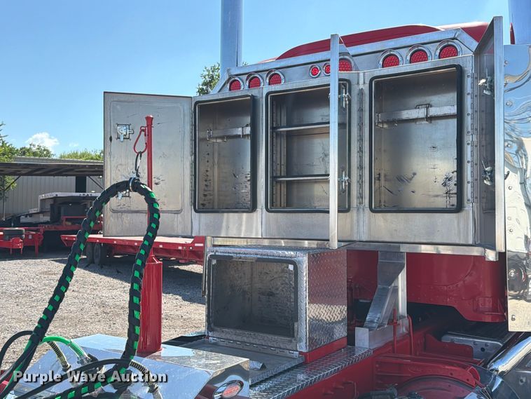 image for item ED5940 2016 Peterbilt 389 semi truck