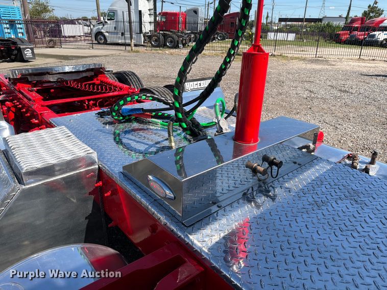 image for item ED5940 2016 Peterbilt 389 semi truck