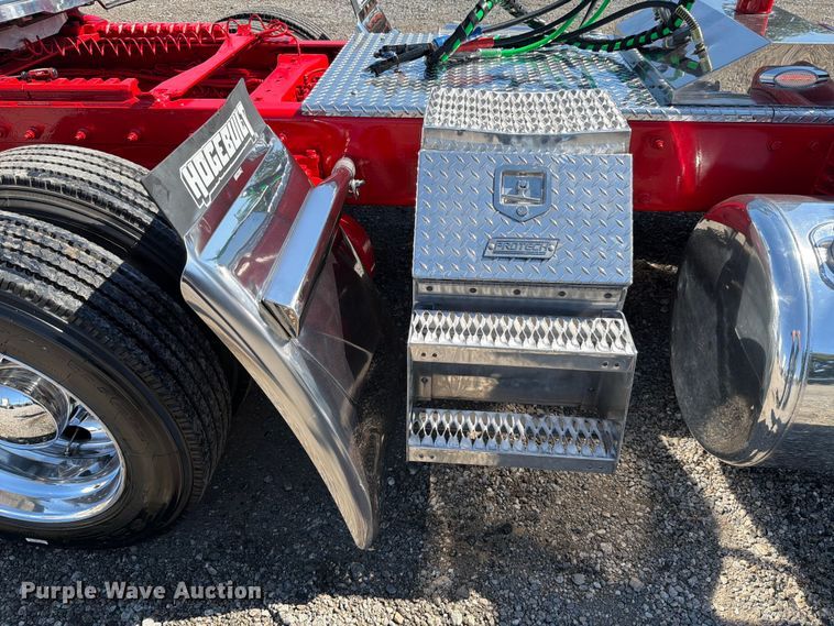 image for item ED5940 2016 Peterbilt 389 semi truck