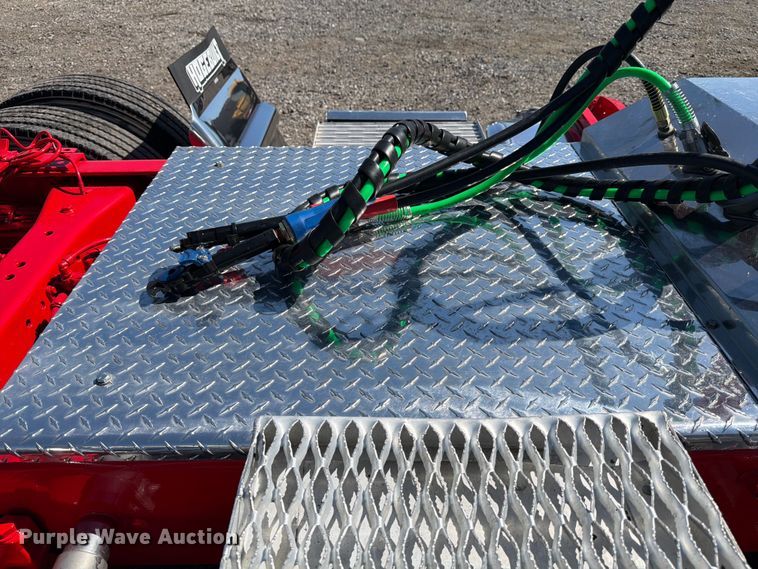 image for item ED5940 2016 Peterbilt 389 semi truck