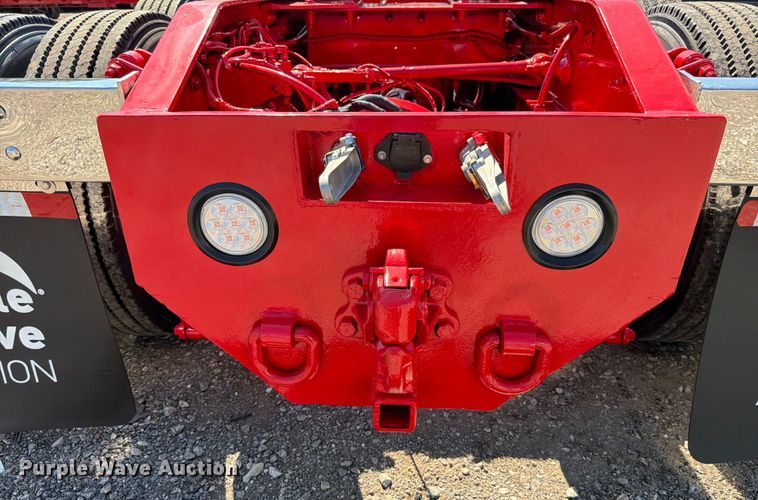 image for item ED5940 2016 Peterbilt 389 semi truck