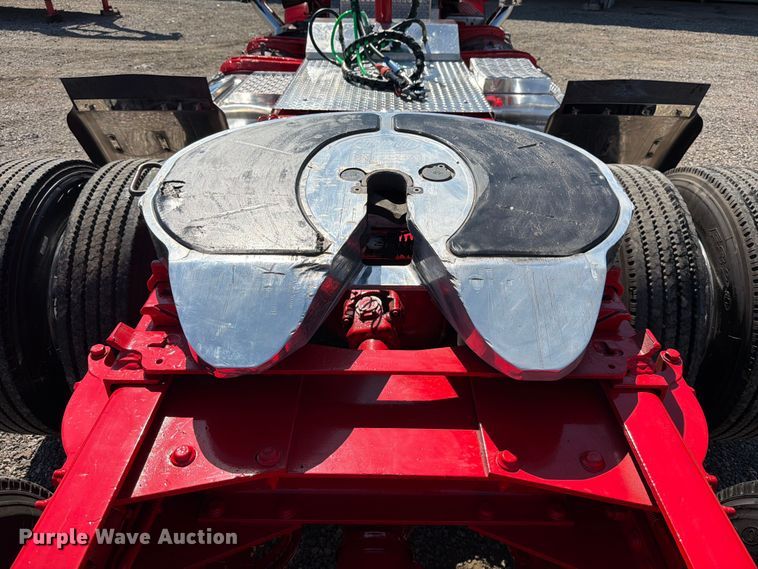 image for item ED5940 2016 Peterbilt 389 semi truck