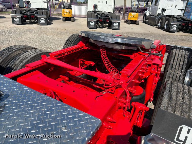 image for item ED5940 2016 Peterbilt 389 semi truck