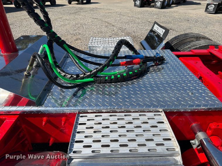 image for item ED5940 2016 Peterbilt 389 semi truck