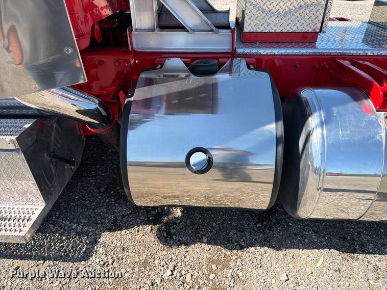 image for item ED5940 2016 Peterbilt 389 semi truck