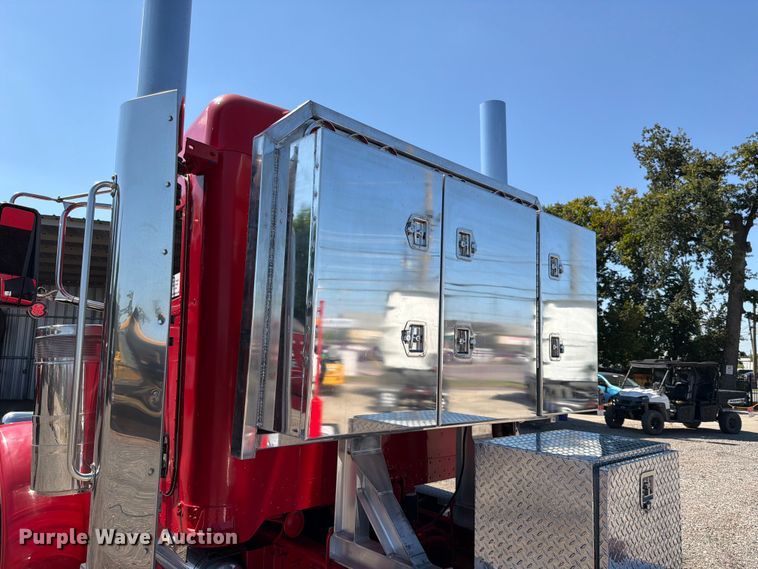 image for item ED5940 2016 Peterbilt 389 semi truck