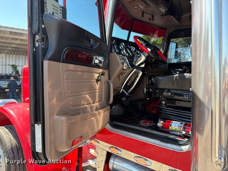 image for item ED5940 2016 Peterbilt 389 semi truck