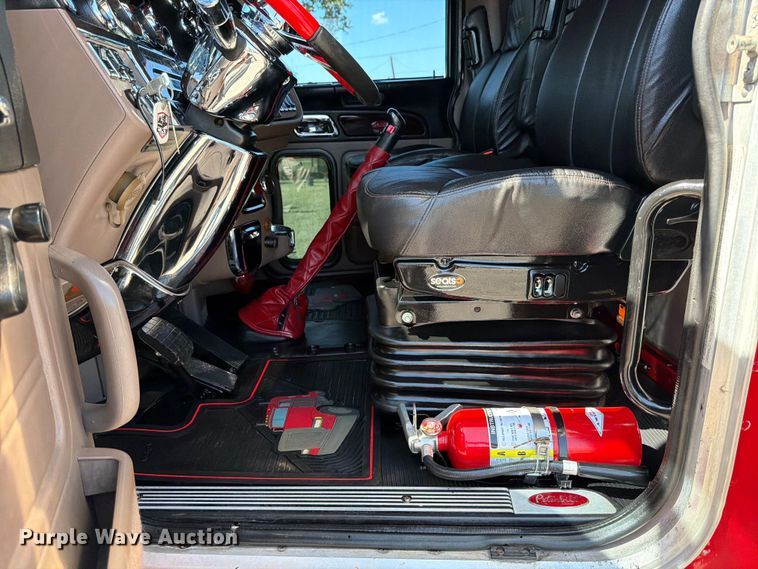 image for item ED5940 2016 Peterbilt 389 semi truck